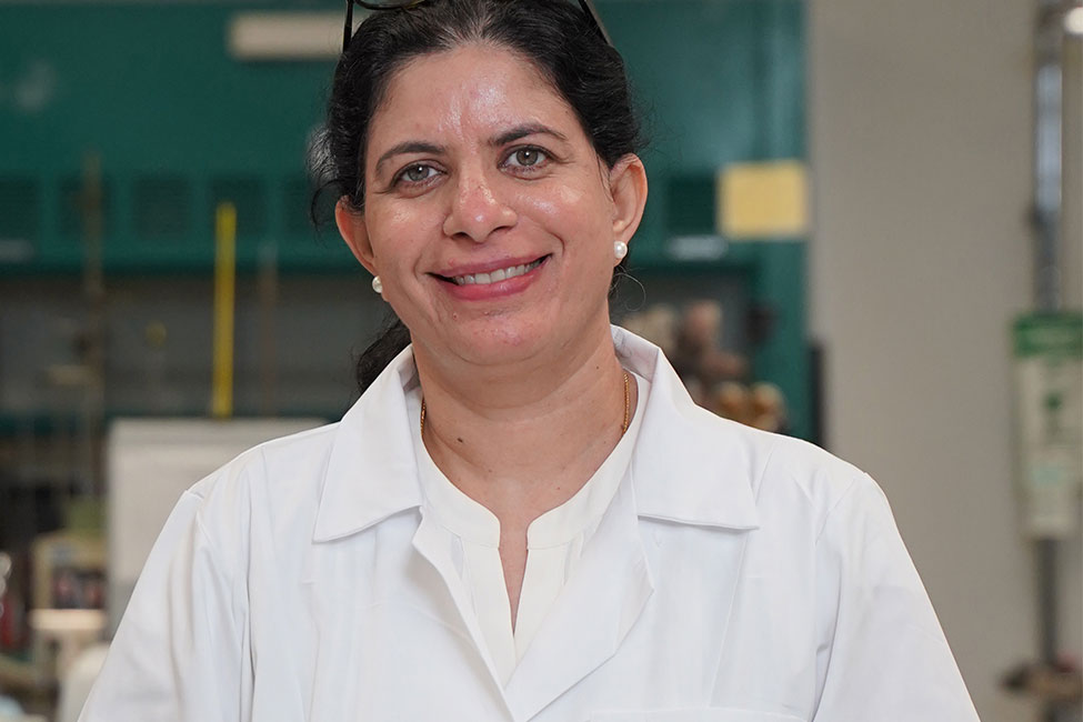 Shailaja 所有ani博士照片.D.她穿着白大褂站在实验室里.