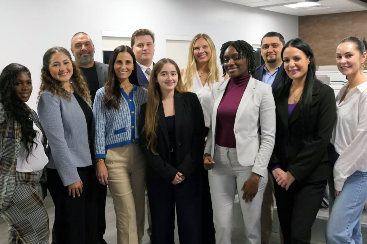 Dr. Gabriel Cesar with his capstone students. Alice is second from the left.