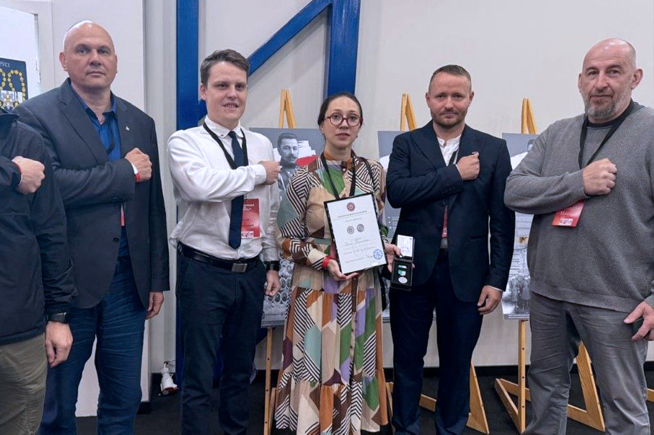  Dr. Palina Prysmakova, Associate Professor of School of Public Administration, was awarded a medal issued by the Belarusian Liberation Army (BLA) by the representative of defense and national security of the United Transitional Cabinet, former deputy commander of the Kalinousky regiment, Vadzim Kabanchuk.